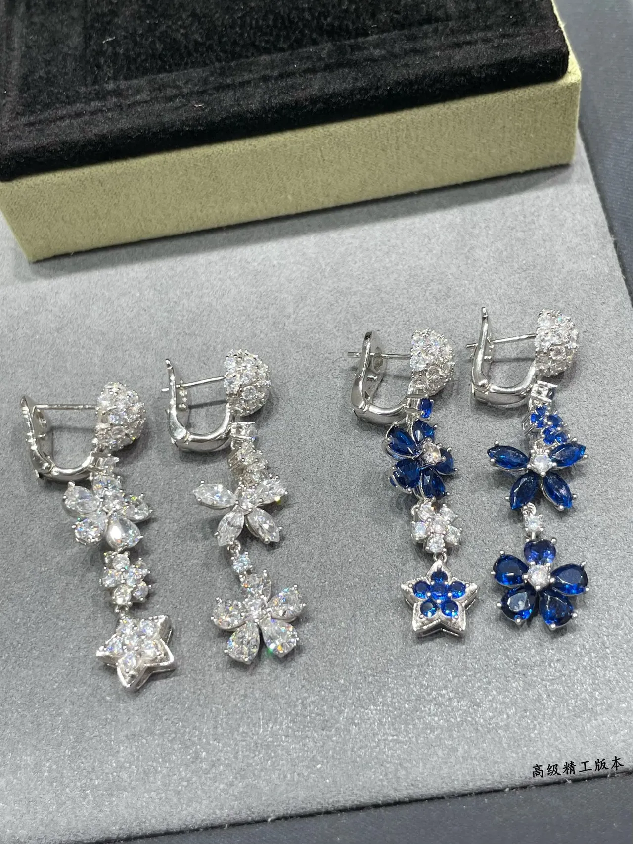 Van Cleef & Arpels Motif Floral Pavé Boucles d'oreilles Diamants Bleus et Blancs 3