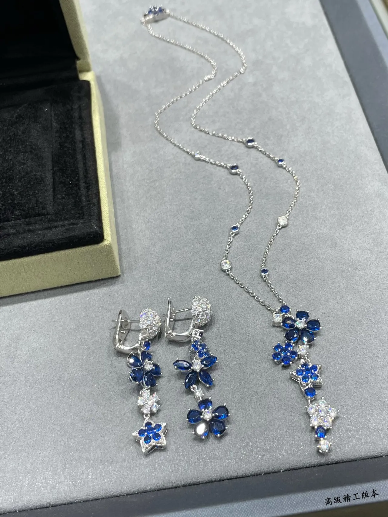 Van Cleef & Arpels Motif Floral Pavé Boucles d'oreilles Diamants Bleus et Blancs 4