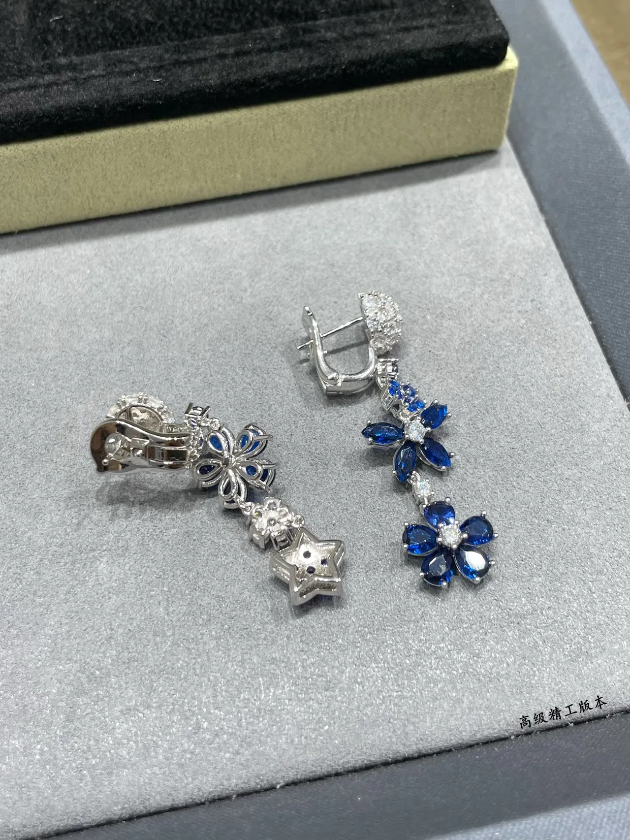 Van Cleef & Arpels Motif Floral Pavé Boucles d'oreilles Diamants Bleus et Blancs 5