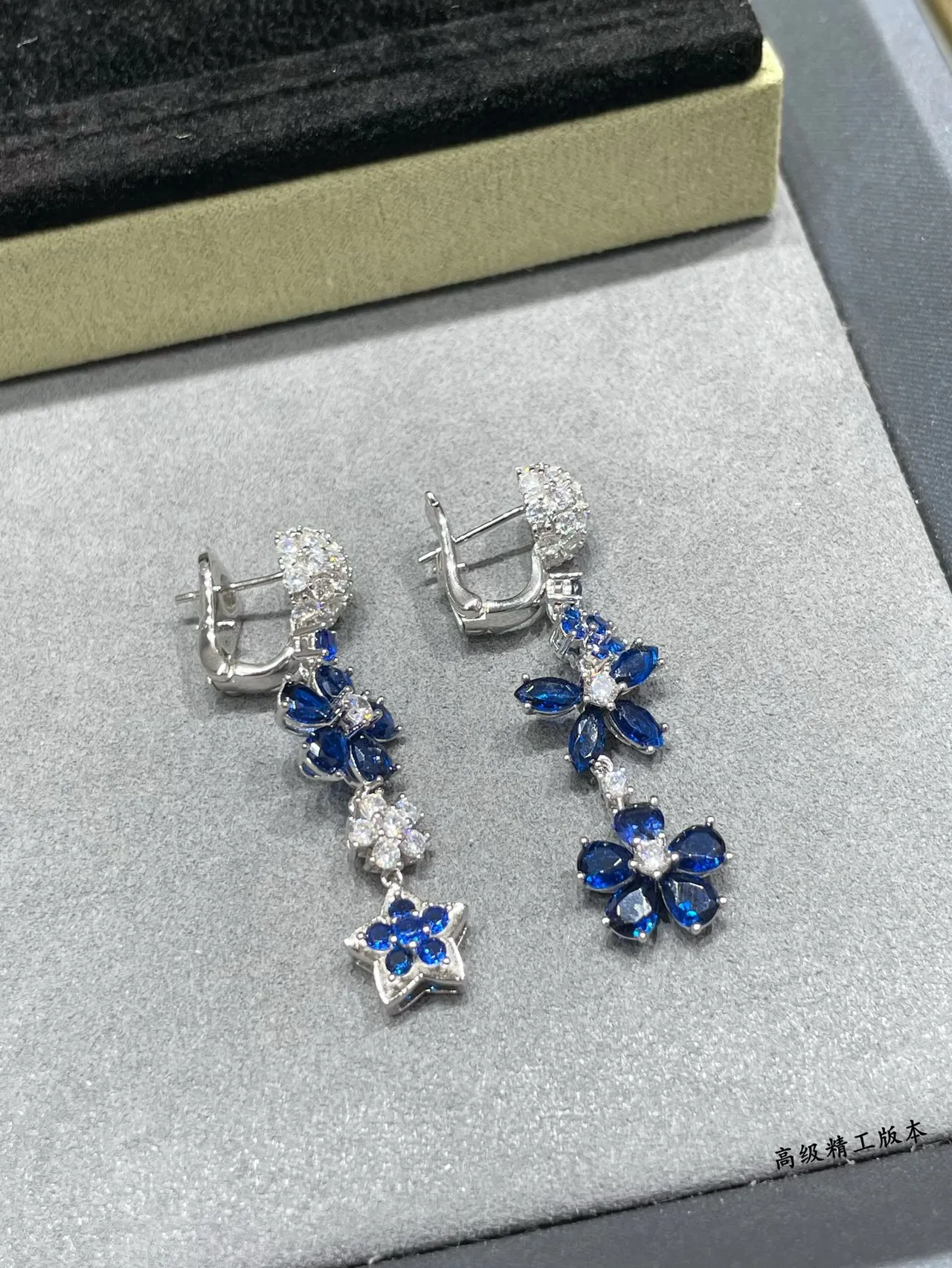 Van Cleef & Arpels Motif Floral Pavé Boucles d'oreilles Diamants Bleus et Blancs 6