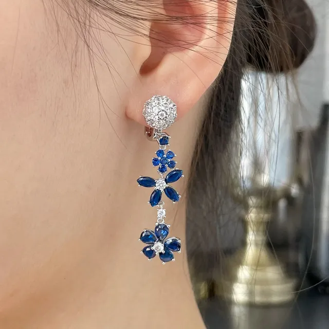 Van Cleef & Arpels Motif Floral Pavé Boucles d'oreilles Diamants Bleus et Blancs 8