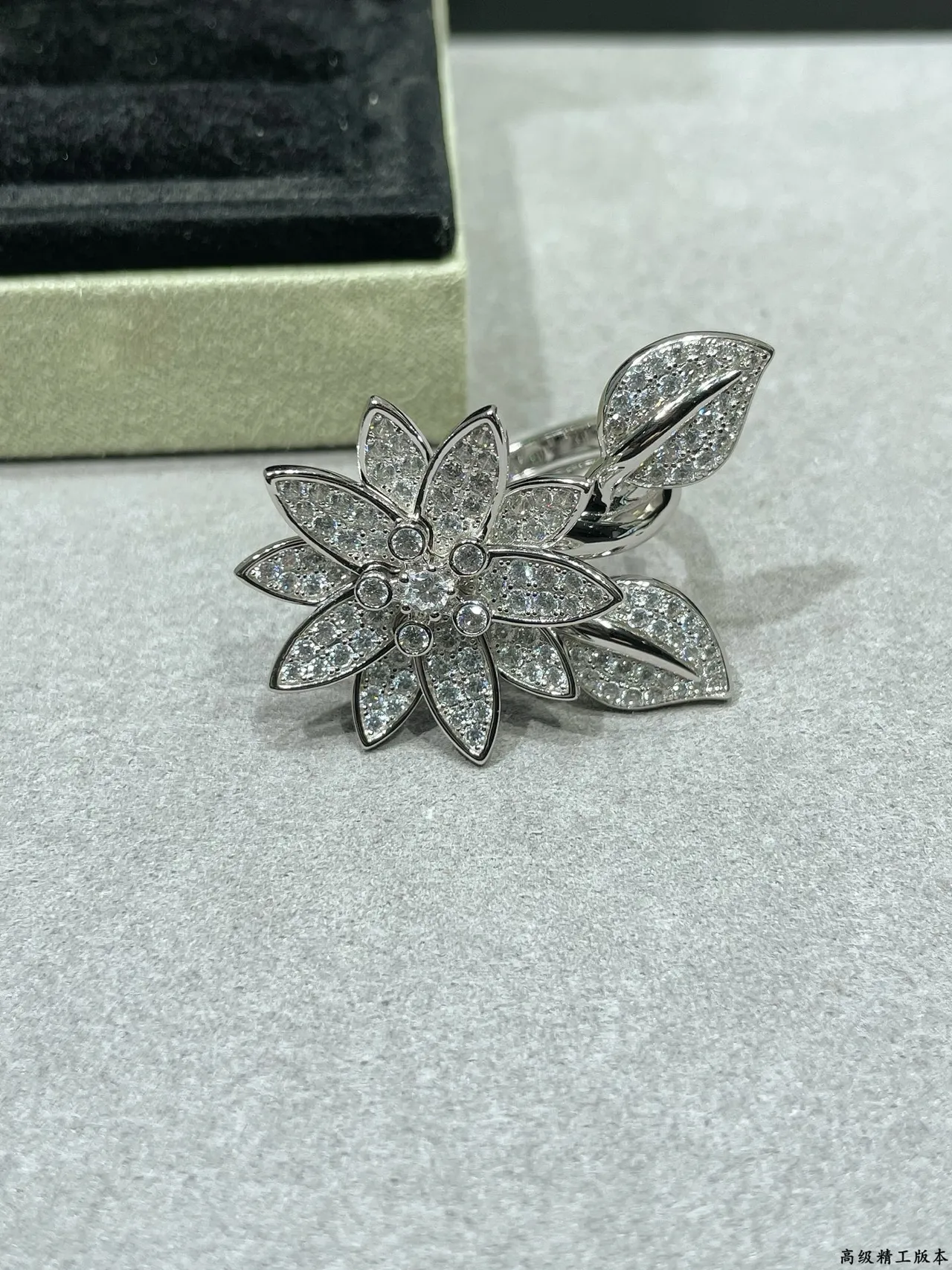 Van Cleef & Arpels Floral Pavé Diamond Ring 4