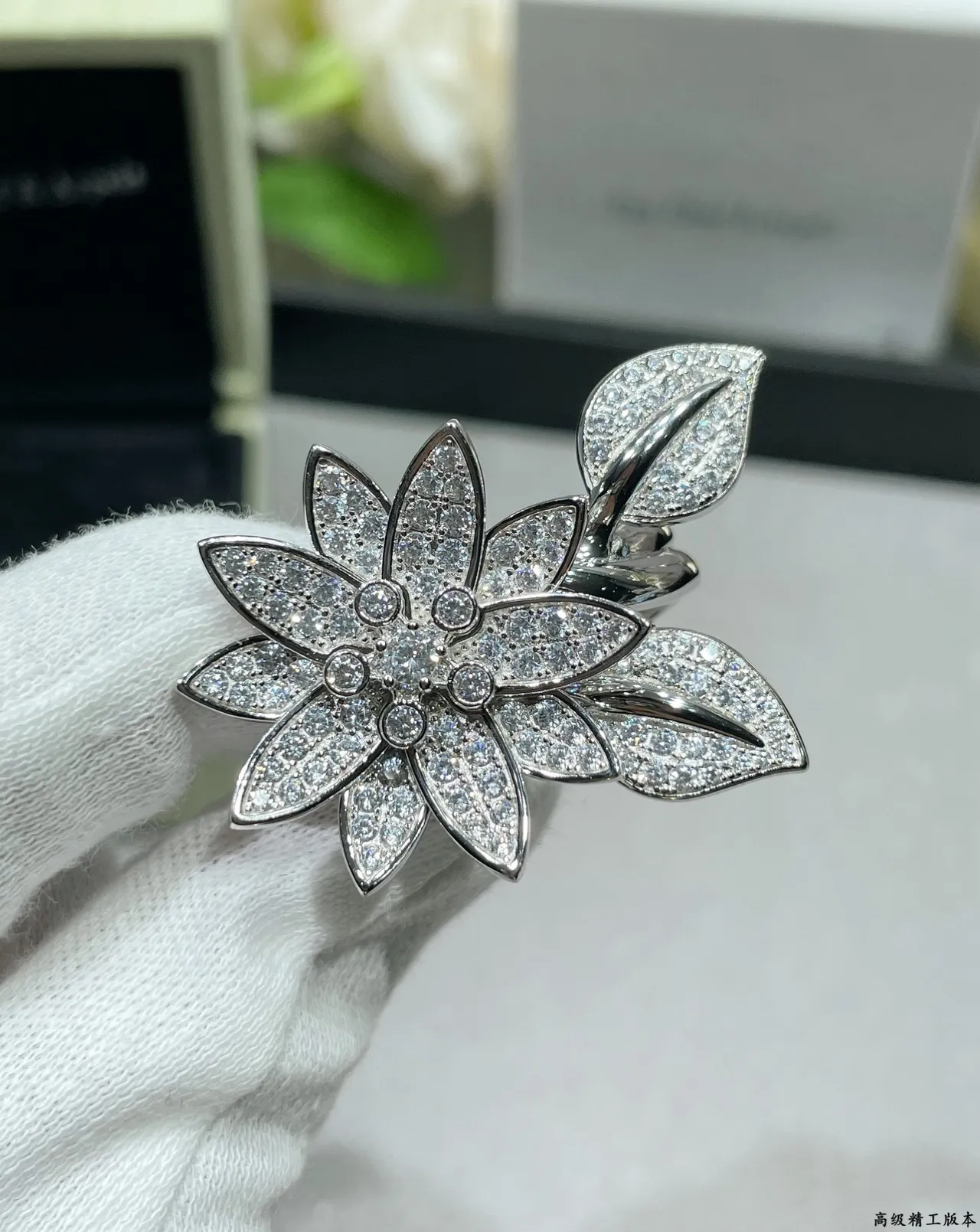 Van Cleef & Arpels Floral Pavé Diamond Ring 5