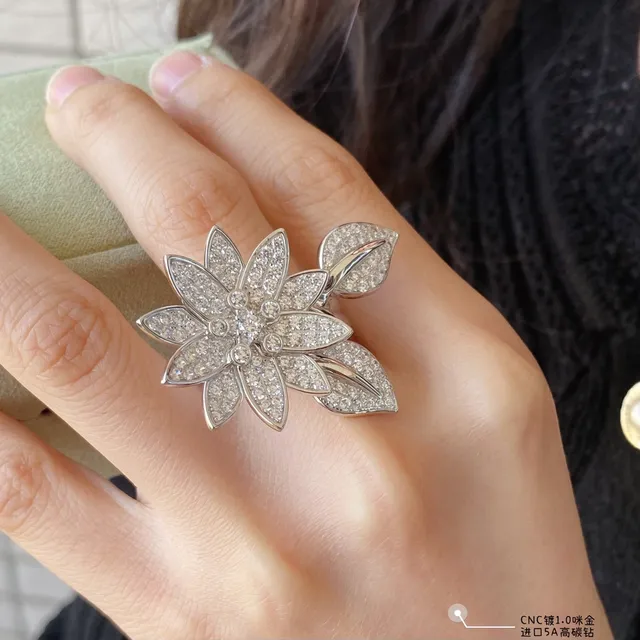 Van Cleef & Arpels Floral Pavé Diamond Ring 8
