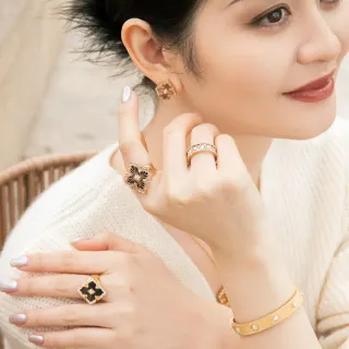 Van Cleef & Arpels خاتم ذهبي أسود بزخرفة زهورية مطعمة بالمينا