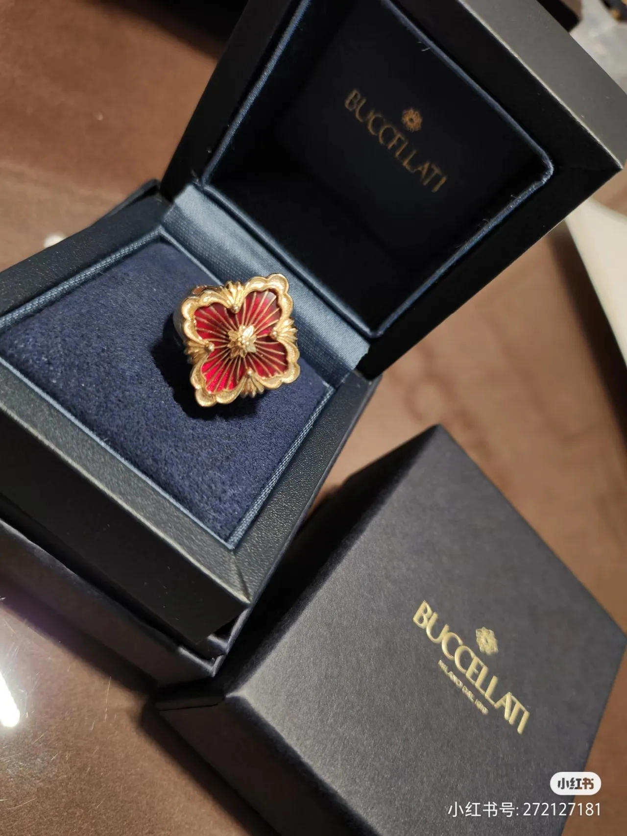 Van Cleef & Arpels Anel de Ouro Preto com Motivo Floral de Esmalte Incrustado 2