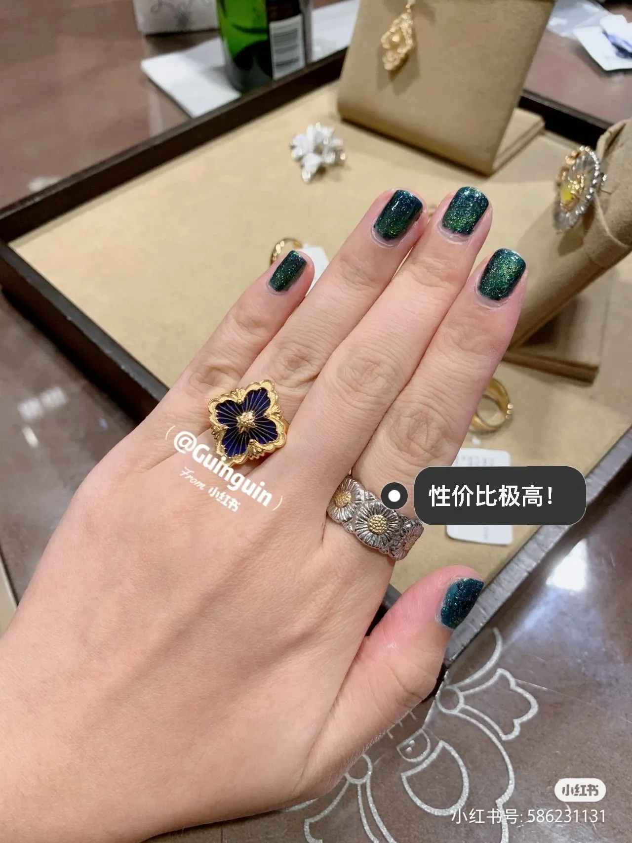 Van Cleef & Arpels Anel de Ouro Preto com Motivo Floral de Esmalte Incrustado 3