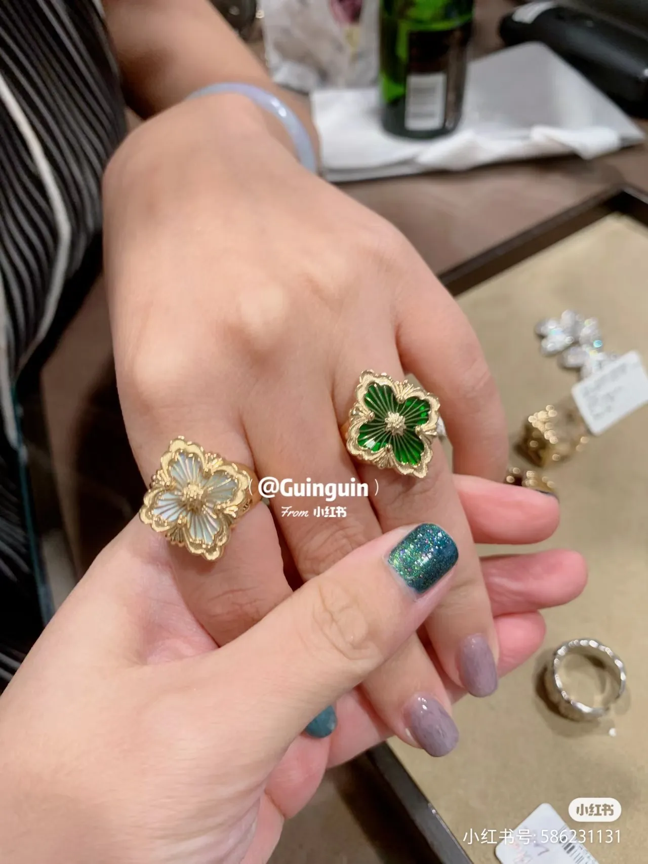 Van Cleef & Arpels Anel de Ouro Preto com Motivo Floral de Esmalte Incrustado 4