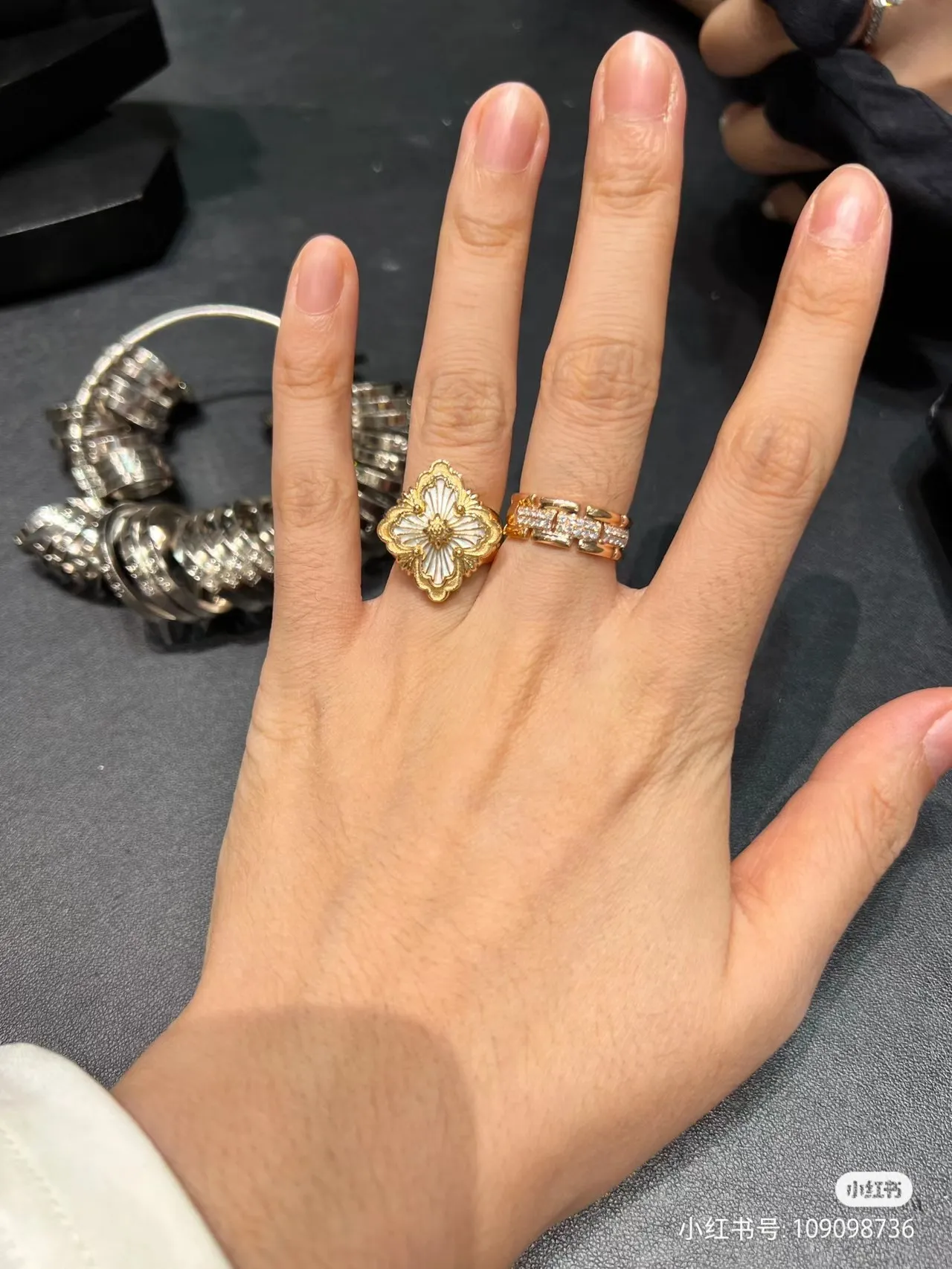 Van Cleef & Arpels Anel de Ouro Preto com Motivo Floral de Esmalte Incrustado 6