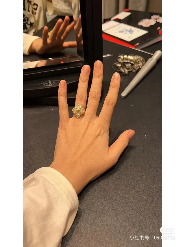 Van Cleef & Arpels Anel de Ouro Preto com Motivo Floral de Esmalte Incrustado 7