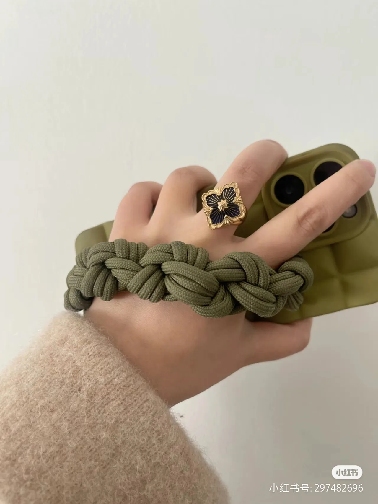 Van Cleef & Arpels Anel de Ouro Preto com Motivo Floral de Esmalte Incrustado 8