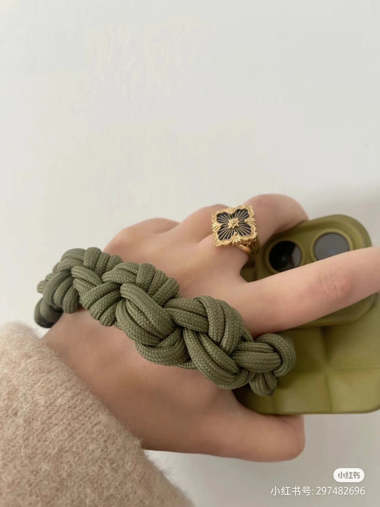 Van Cleef & Arpels Anel de Ouro Preto com Motivo Floral de Esmalte Incrustado 9