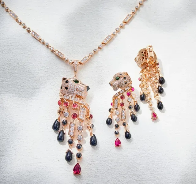 Van Cleef & Arpels Panthère Rose Gold Ruby Onyx Diamond Pendant Necklace 3