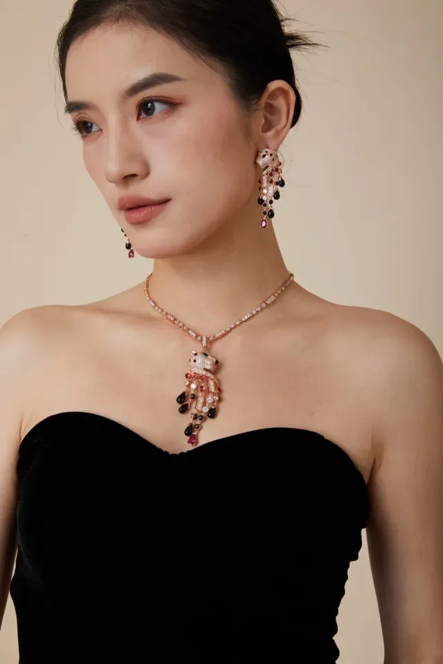 Van Cleef & Arpels Panthère Rose Gold Ruby Onyx Diamond Pendant Necklace 4