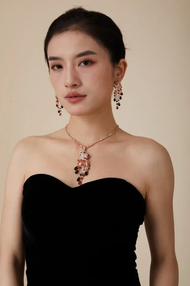 Van Cleef & Arpels Panthère Rose Gold Ruby Onyx Diamond Pendant Necklace 6