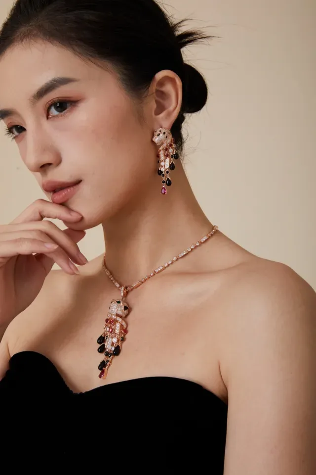 Van Cleef & Arpels Panthère Rose Gold Ruby Onyx Diamond Pendant Necklace 7