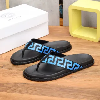 Versace काले और नीले Greca पैटर्न पट्टा मोल्डेड रबर सोल स्लिपर्स