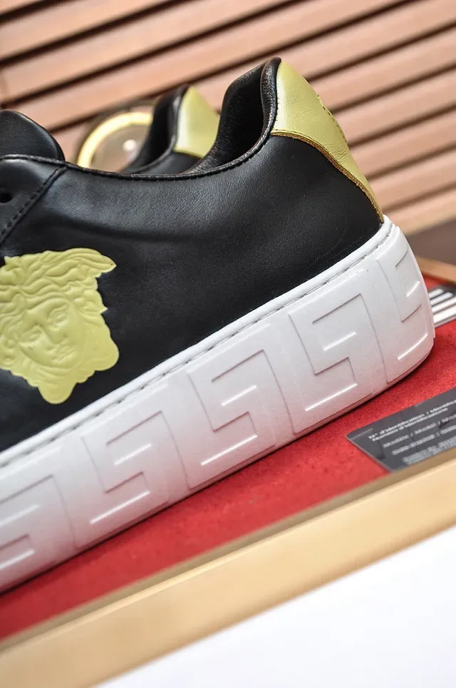 Versace Tênis Lifestyle Preto e Dourado com Aplique de Cabeça de Medusa e Padrão de Chave Grega na Solha Média 2
