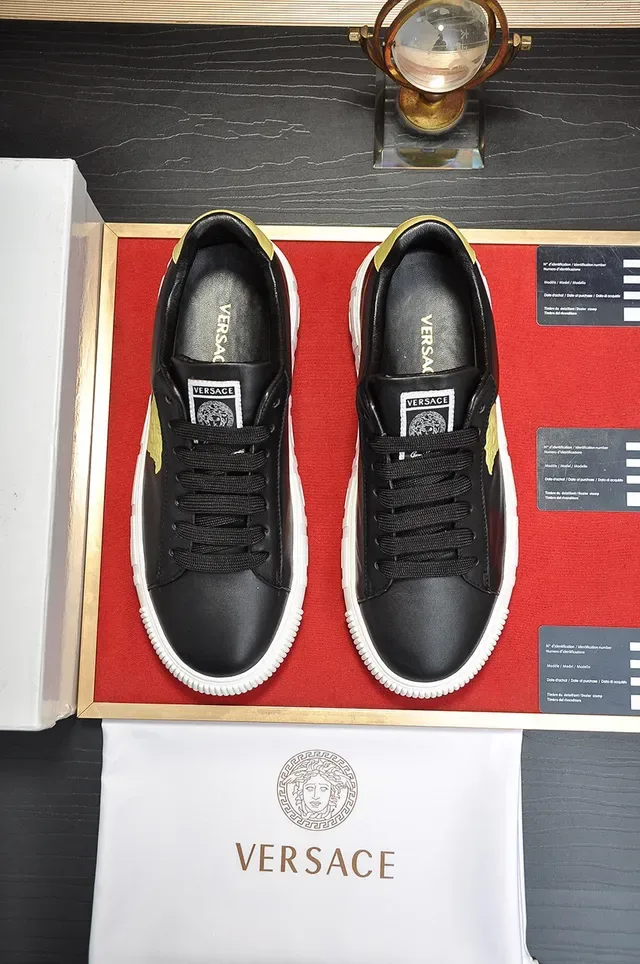 Versace Tênis Lifestyle Preto e Dourado com Aplique de Cabeça de Medusa e Padrão de Chave Grega na Solha Média 9