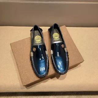 Versace Mocasín de Piel de Charol Brillante Azul y Oro con Logo Medusa