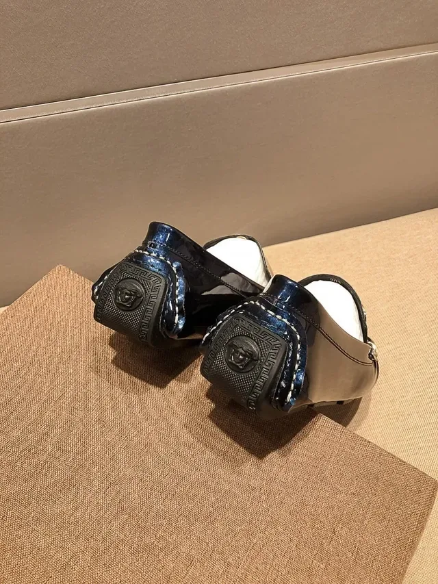 Versace Mocassins en Cuir Verni Brillant Bleu et Or avec Logo Medusa 2