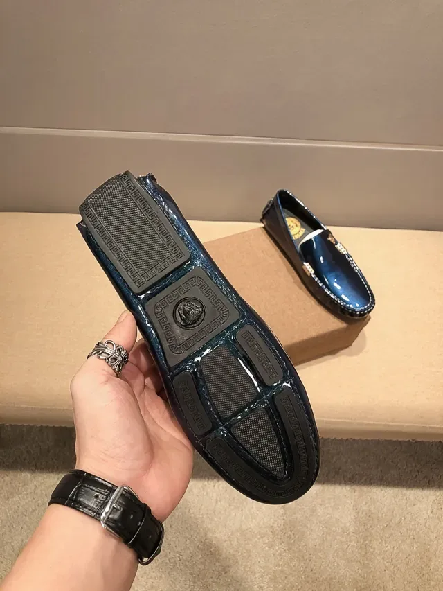 Versace Mocassins en Cuir Verni Brillant Bleu et Or avec Logo Medusa 3