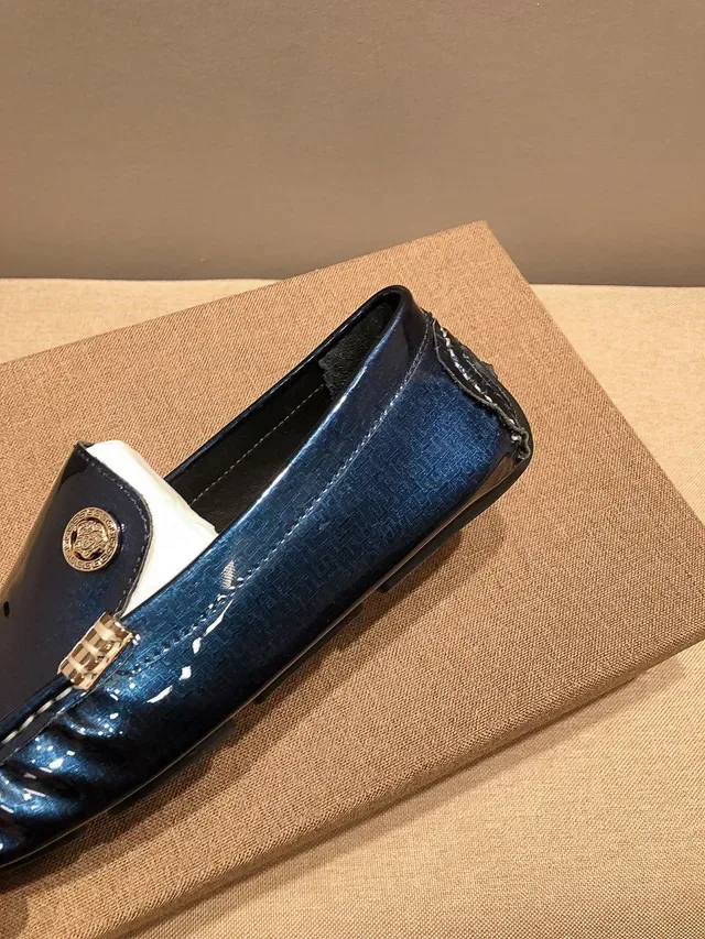 Versace Mocassins en Cuir Verni Brillant Bleu et Or avec Logo Medusa 4
