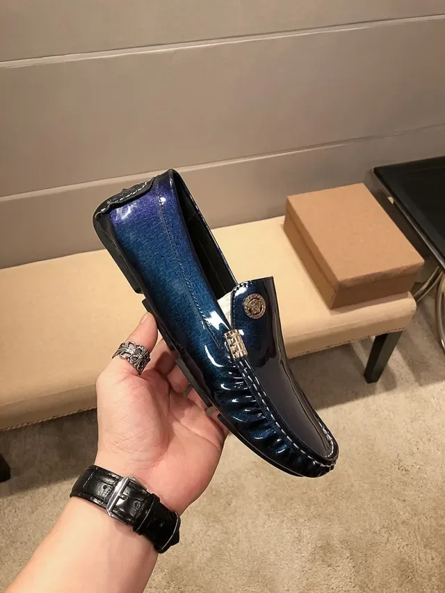 Versace Mocassins en Cuir Verni Brillant Bleu et Or avec Logo Medusa 5