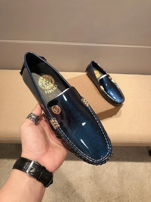 Versace Mocassins en Cuir Verni Brillant Bleu et Or avec Logo Medusa 6