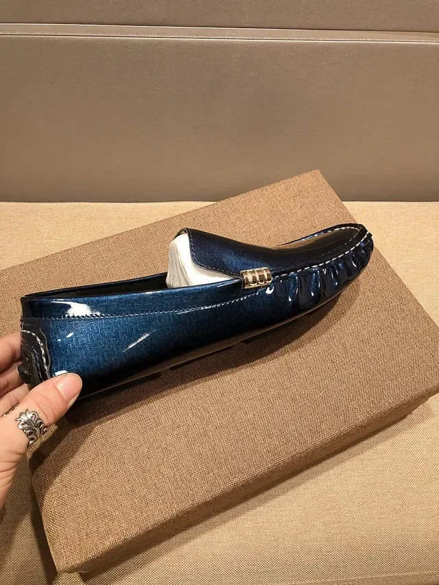Versace Mocassins en Cuir Verni Brillant Bleu et Or avec Logo Medusa 7
