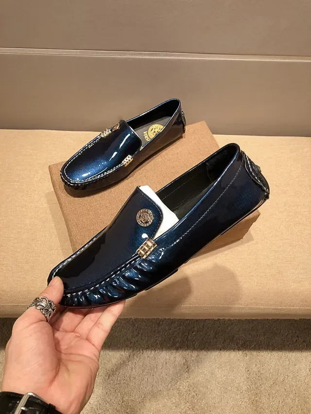 Versace Mocassins en Cuir Verni Brillant Bleu et Or avec Logo Medusa 8