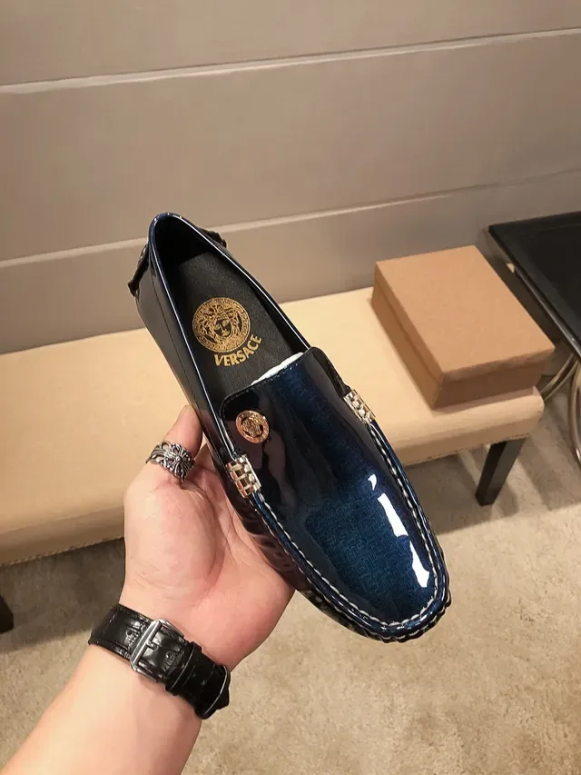 Versace Mocassins en Cuir Verni Brillant Bleu et Or avec Logo Medusa 9