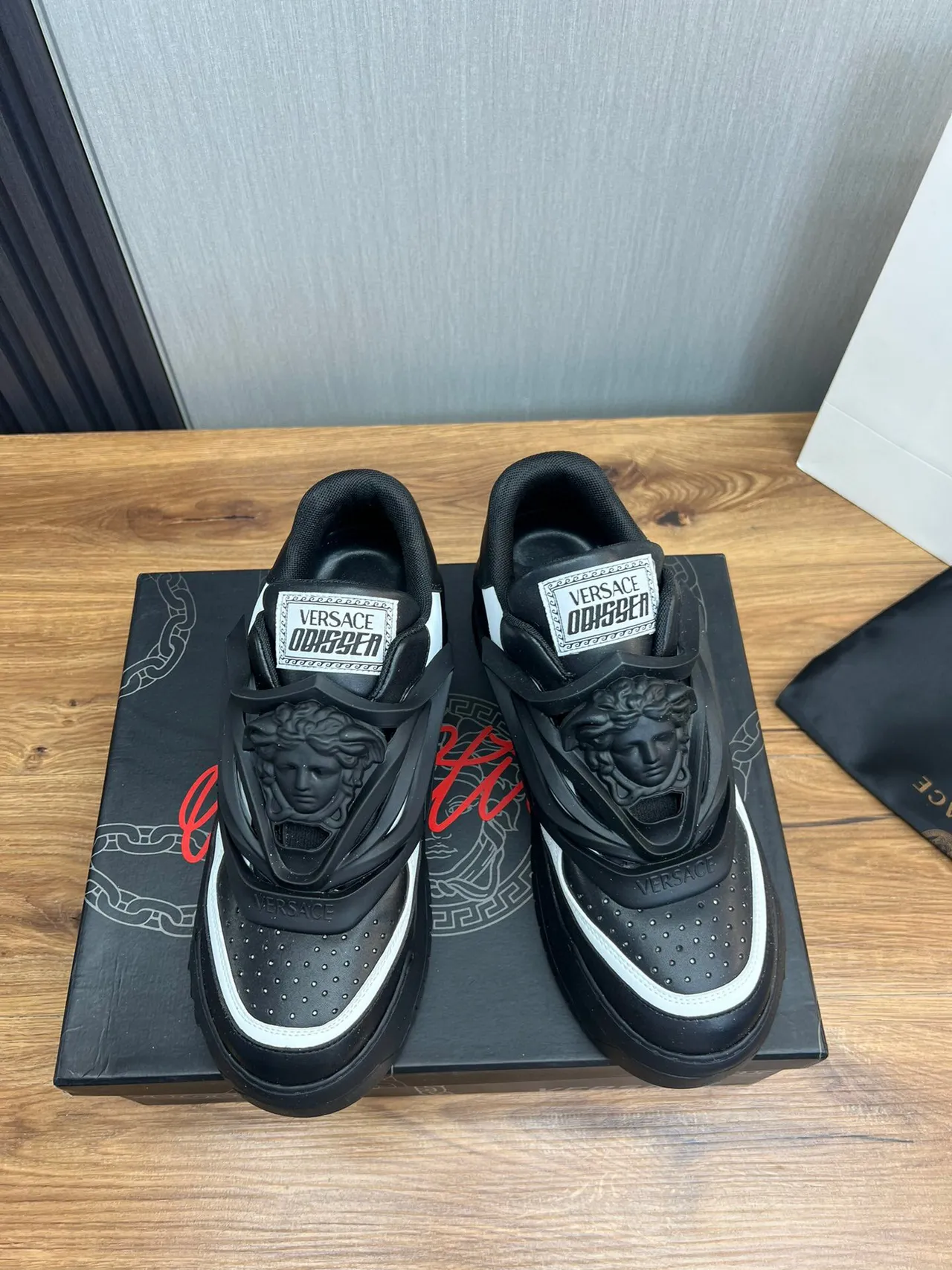 Versace Chain Reaction Black and White tênis lifestyle 2