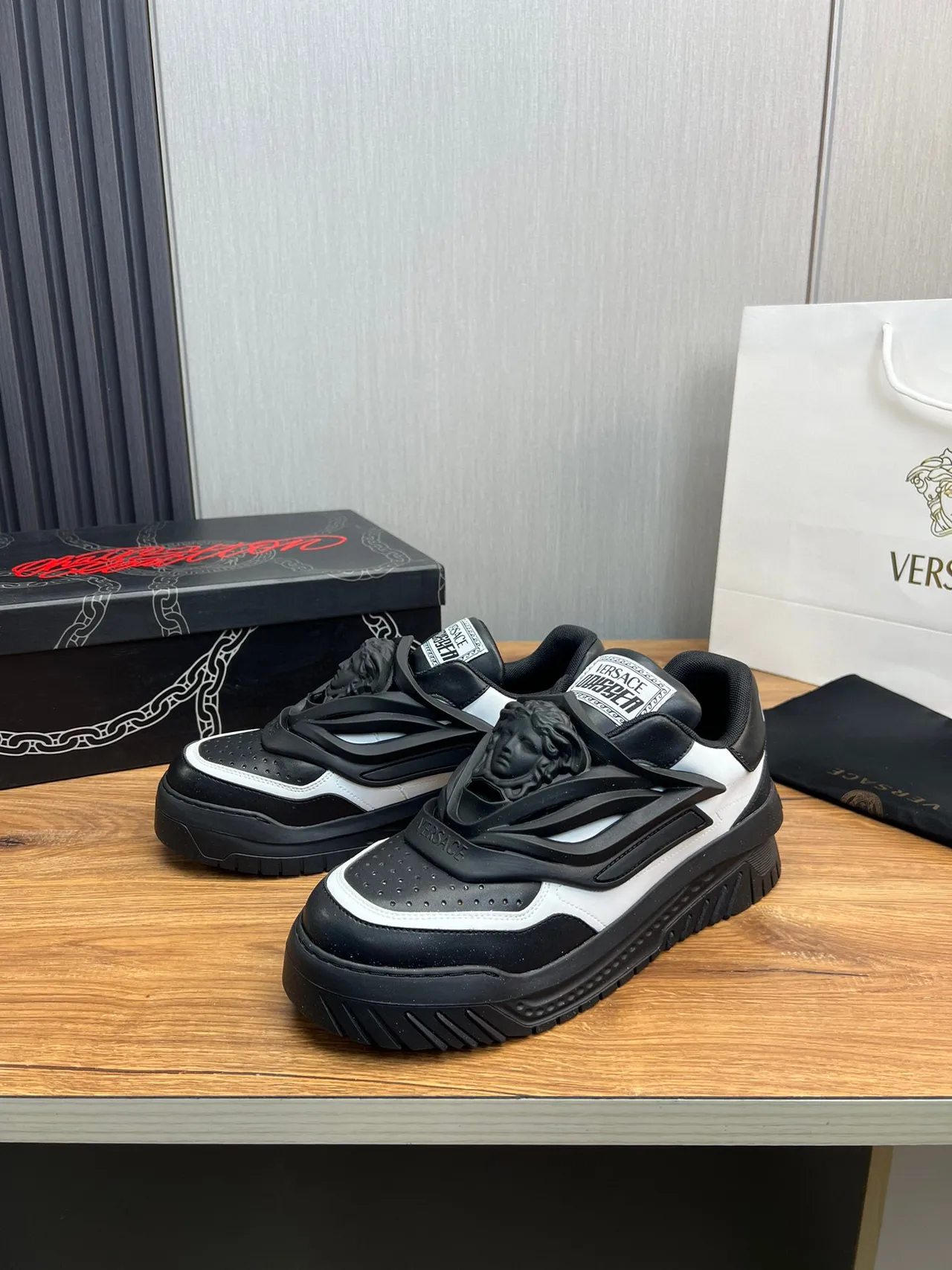 Versace Chain Reaction Black and White tênis lifestyle 3