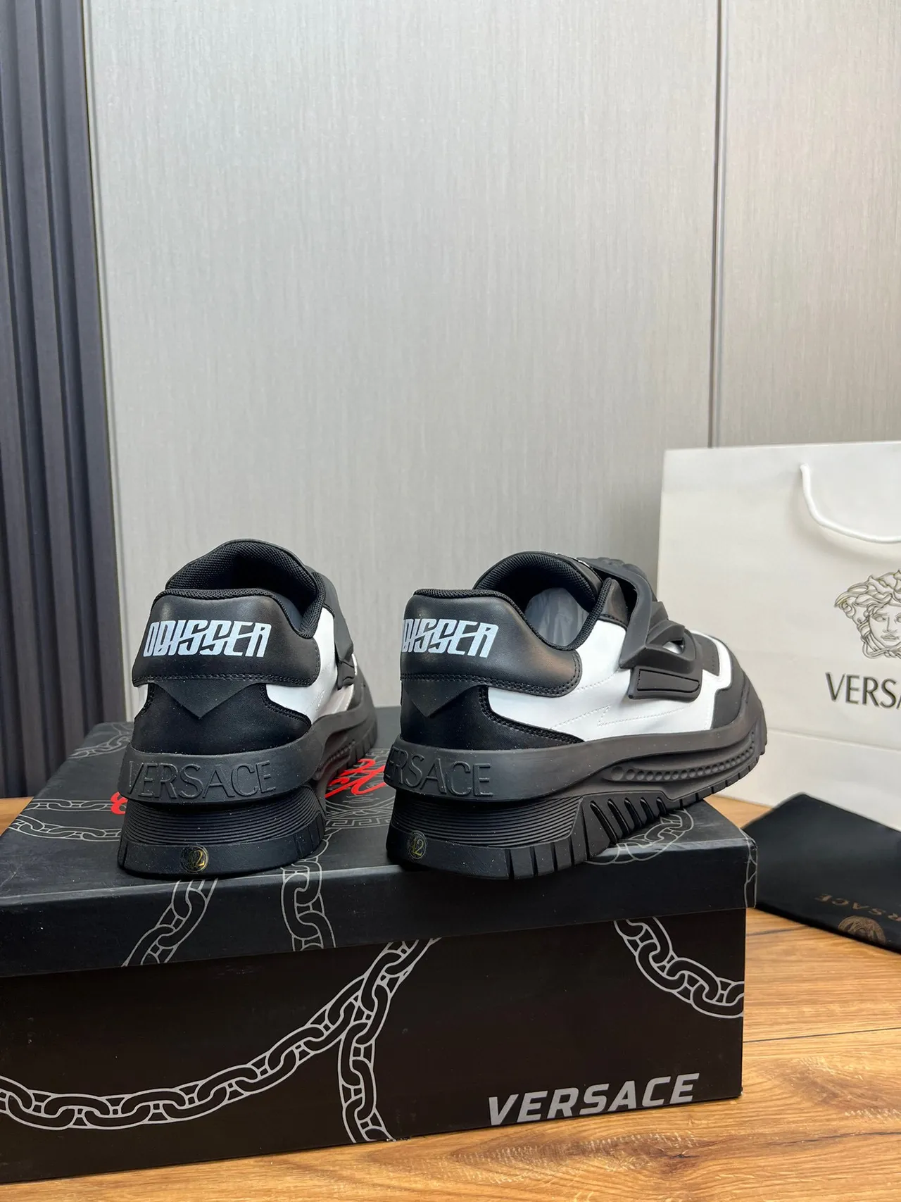 Versace Chain Reaction Black and White tênis lifestyle 4