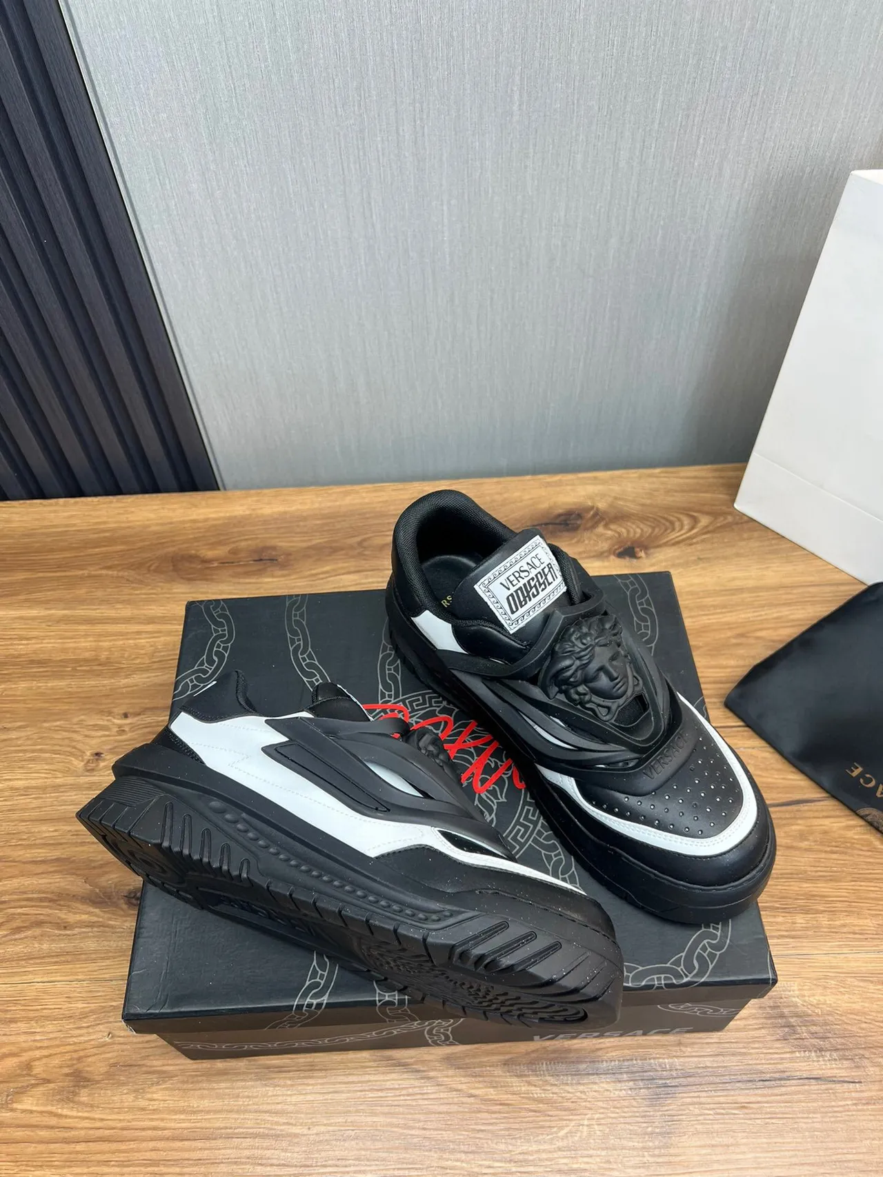 Versace Chain Reaction Black and White tênis lifestyle 5