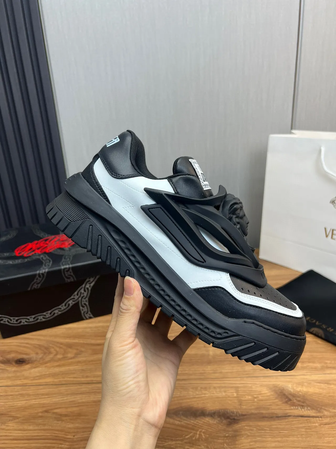 Versace Chain Reaction Black and White tênis lifestyle 6