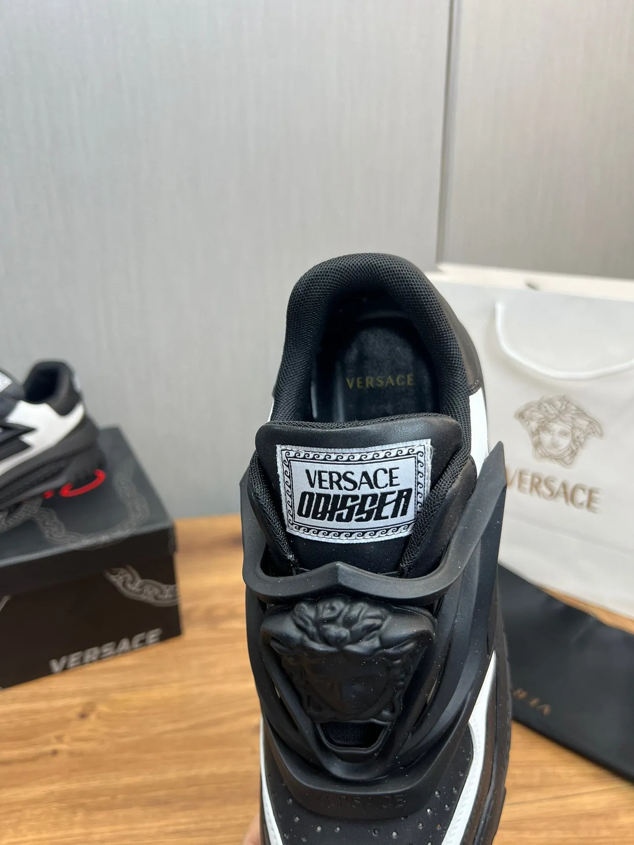 Versace Chain Reaction Black and White tênis lifestyle 7