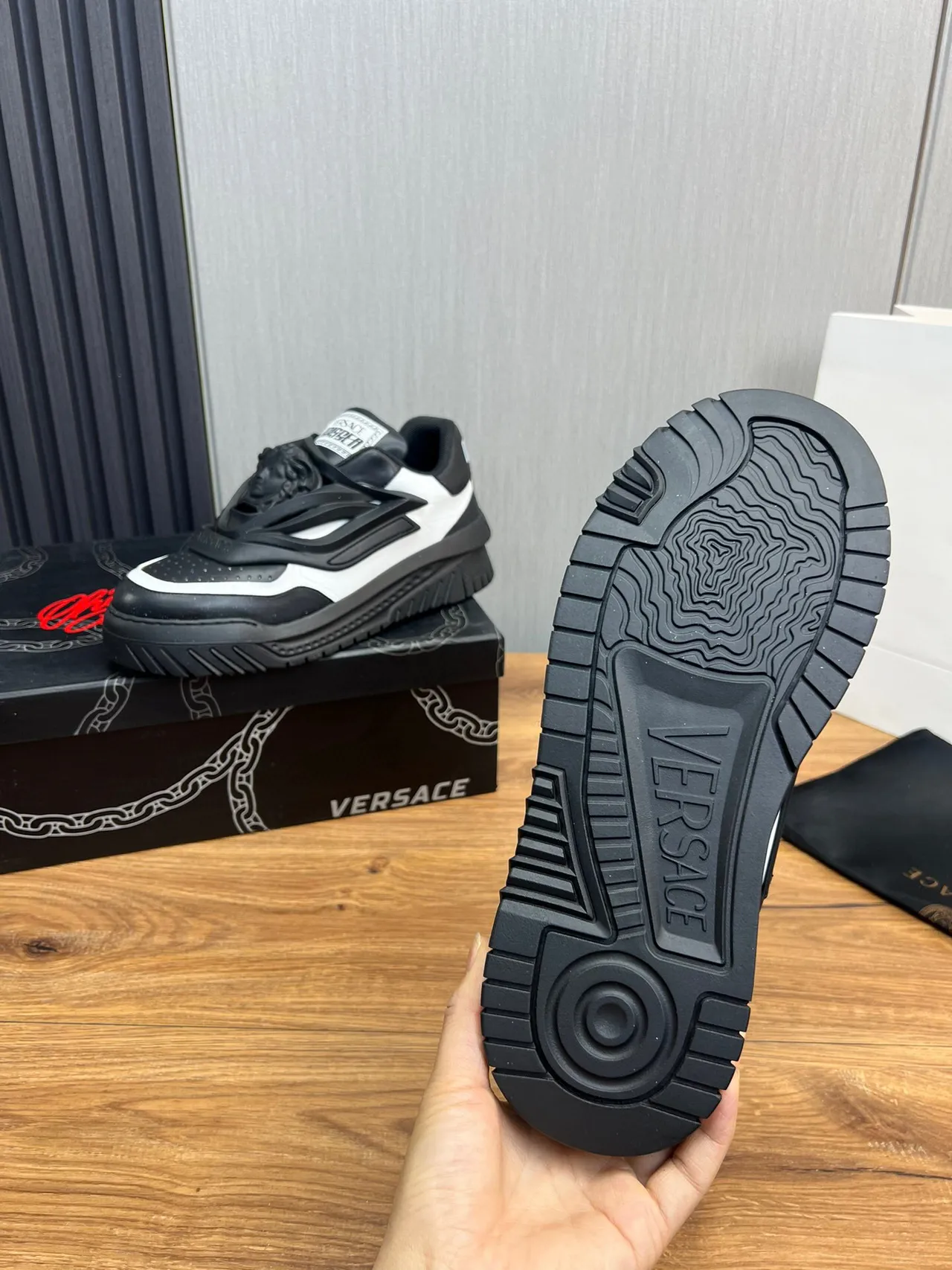 Versace Chain Reaction Black and White tênis lifestyle 8