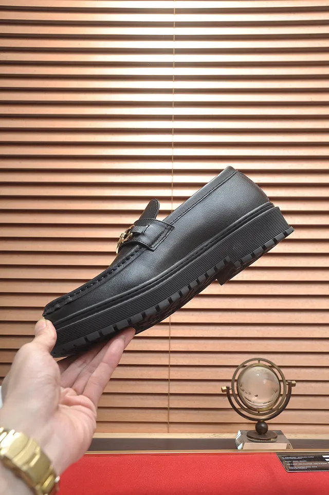 Versace Chain Reaction جلد أسود Medusa Hardware لوفرز 5