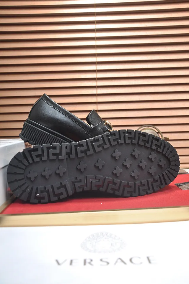 Versace Chain Reaction جلد أسود Medusa Hardware لوفرز 7