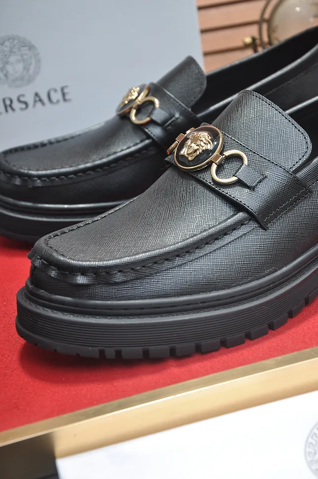 Versace Chain Reaction جلد أسود Medusa Hardware لوفرز 8