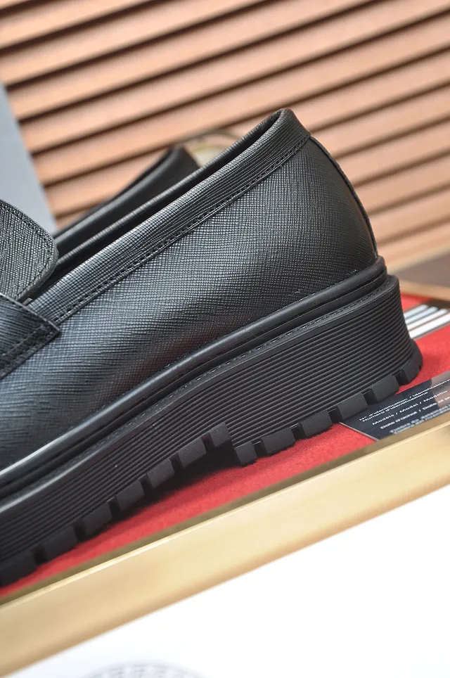 Versace Chain Reaction جلد أسود Medusa Hardware لوفرز 9