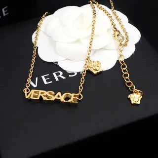 Versace Chain Reaction Collar Cadena Oro Letra en Bloque Logo