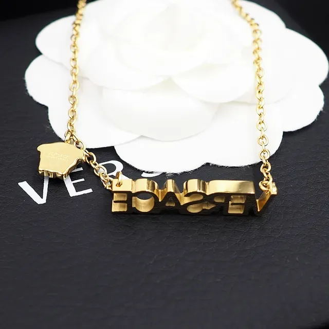 Versace Chain Reaction Collier Chaîne Or Lettres en Bloc Logo 3