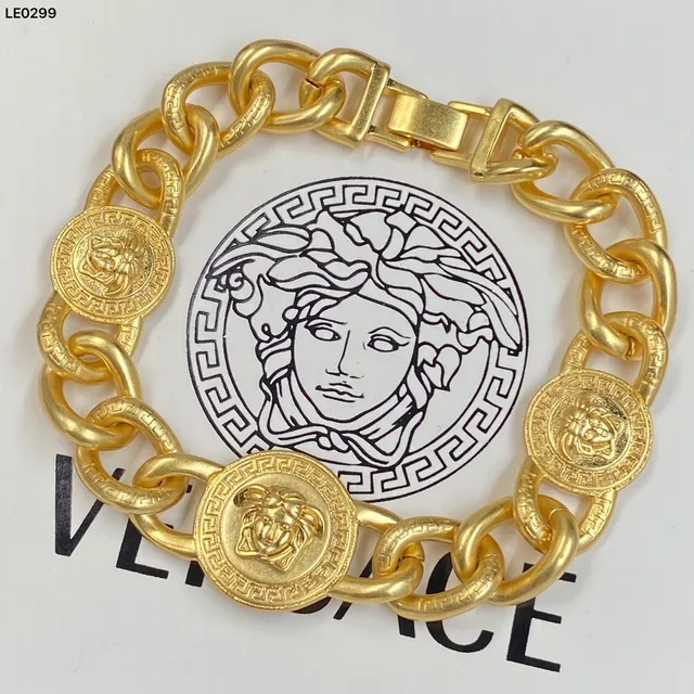 Versace Réaction en chaîne collier doré volumineux Curb motifs médailon Medusa 2