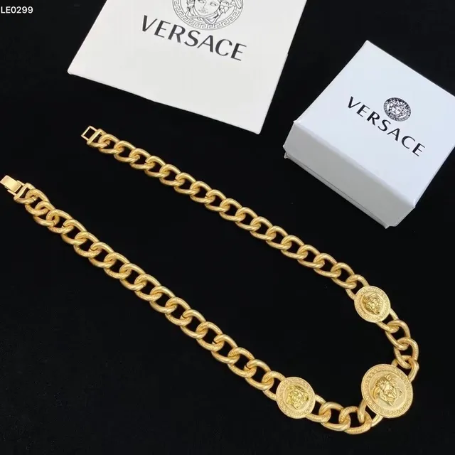 Versace Réaction en chaîne collier doré volumineux Curb motifs médailon Medusa 4