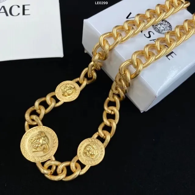 Versace Réaction en chaîne collier doré volumineux Curb motifs médailon Medusa 5