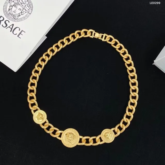 Versace Réaction en chaîne collier doré volumineux Curb motifs médailon Medusa 6