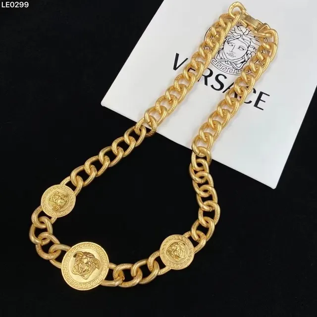 Versace Réaction en chaîne collier doré volumineux Curb motifs médailon Medusa 7